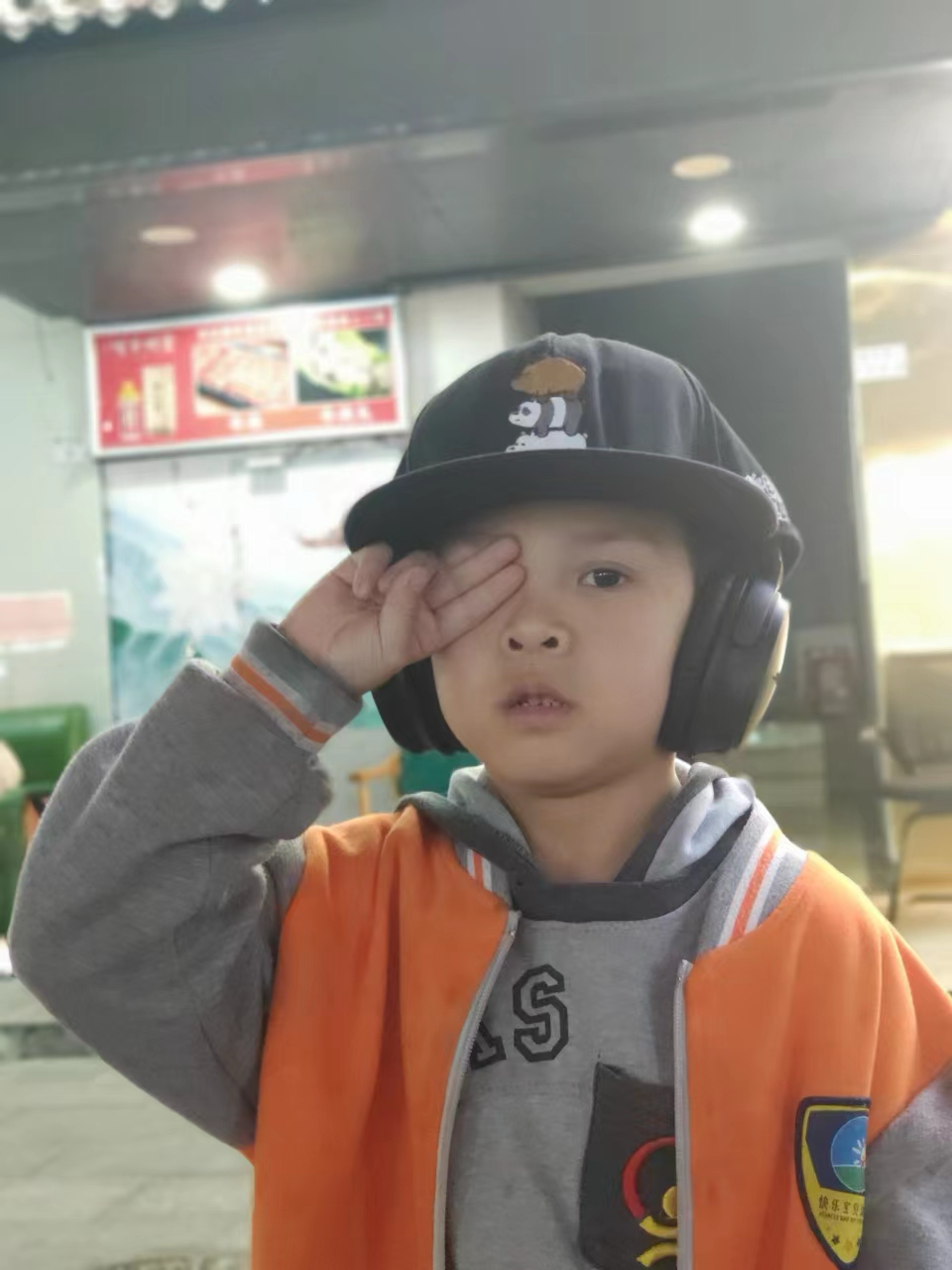 喜欢戴舅舅的帽子和耳机